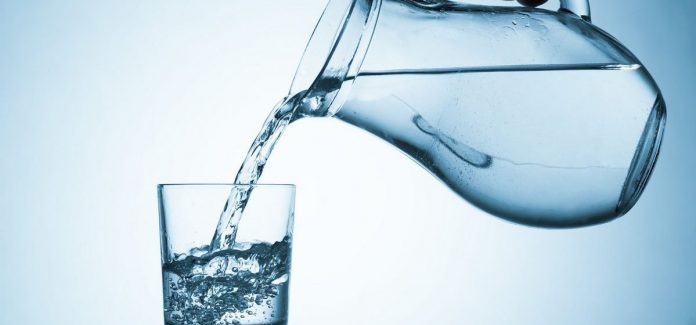 Сколько воды нужно пить летом: развенчиваем мифы о питьевом режиме