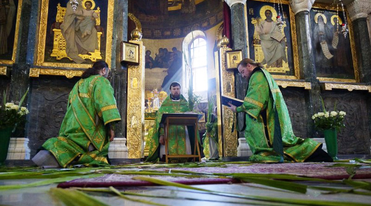 Чтение коленопреклонных молитв. Коленопреклоненные молитвы. Коленопреклоненные молитвы на Троицу. Коленопреклоненно в храме. Коленопреклоненные игры.